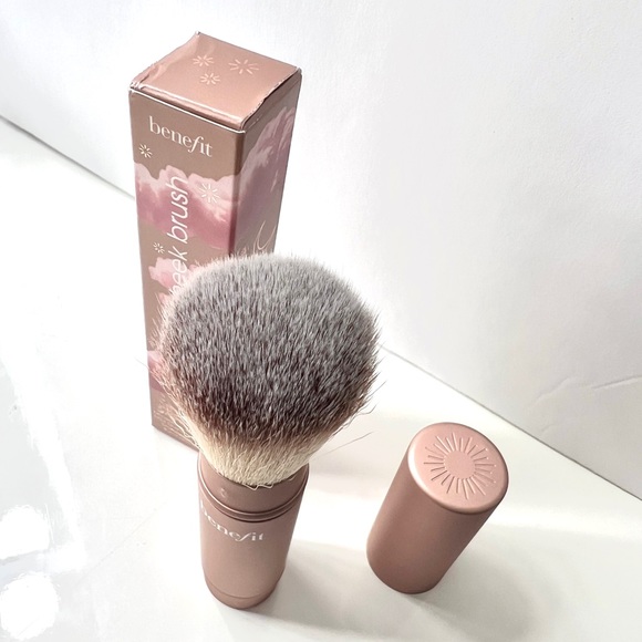 Benefit Cosmetics Multitasking Cheek Brush - Picture 3 of 3